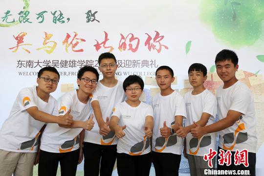七位少年生合影。　泱波　摄