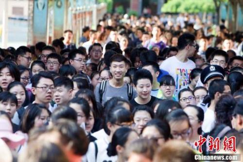 资料图:山西太原,考生轻松走出考场。中新社记者 张云 摄