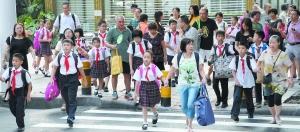 昨日一大早，越秀区的街道上满是赶回学校的孩子和家长。广州日报全媒体记者黎旭阳 摄