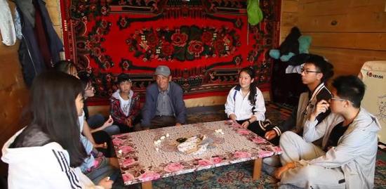 北大实践队的学生在当地同学家家访。