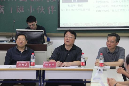 老师们聆听新生自我介绍