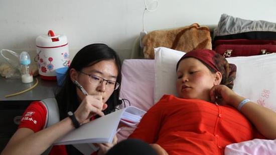 实践队在昭苏县人民医院调研产检保健的具体情况。