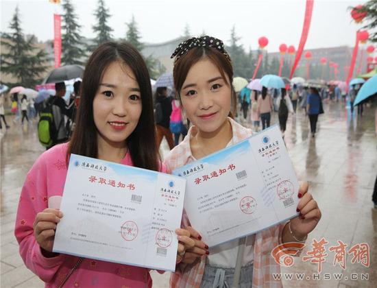 昨日,陕西科技大学迎来一对姐妹研究生,两人苦读数月后同时被录取。