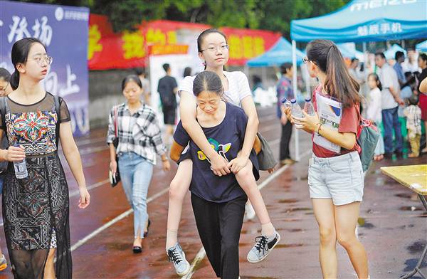 9月9日，在西南大学，何雅莉由妈妈背着来校报到。记者卢越摄