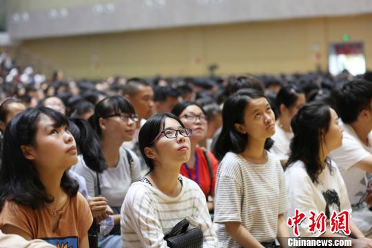 图为新生在开学典礼上仰望星空,立担当之志。 徐华 摄