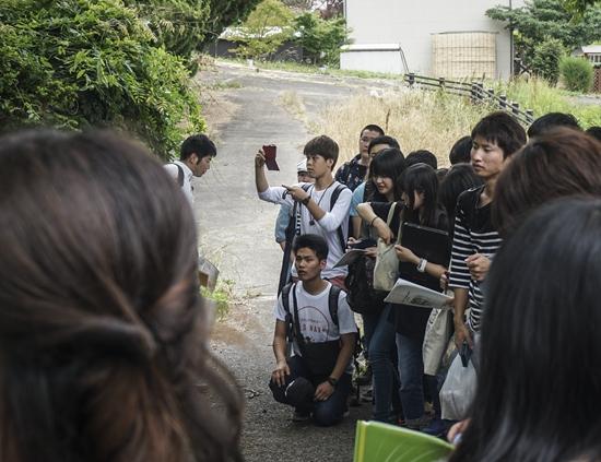 2015年3月4日，日本群马县岩宿遗迹，明治大学考古学专业学生参观博物馆和挖掘现场。这是我们的第一次实习。