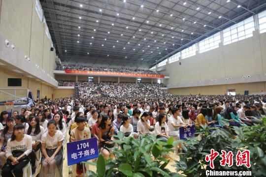 图为扬州一高校开学典礼，校长“网言网语”话担当。　徐华摄