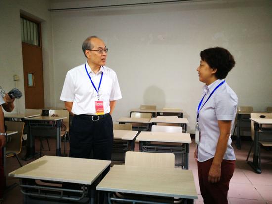 张军部长向中国政法大学考务人员了解考试保障工作情况。