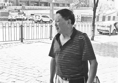 全国司法考试重庆江北区考点,71岁的考生杨昌荣走出考场。图片来源:重庆晨报