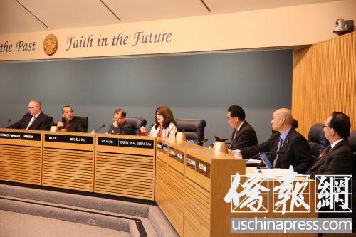 　　目前蒙市市议会中的华裔市议员有4位，他们是（右起）陈赞新、梁侨汉、林达坚，以及吴学儒（左三）。（图：美国《侨报》/记者邱晨 摄）