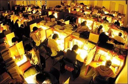 (华盛顿大学图书馆,注意并非什么凌晨四点半的哈佛图书馆)