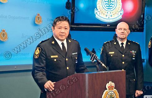 荣升温哥华市副警察局长的周伟仪(左)，旁为温市警察局长帕尔默。(图片来源：加拿大《星岛日报》记者冯瑞熊)