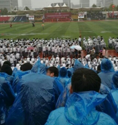 大一新生在大雨中站1小时 等待校领导检阅|新生