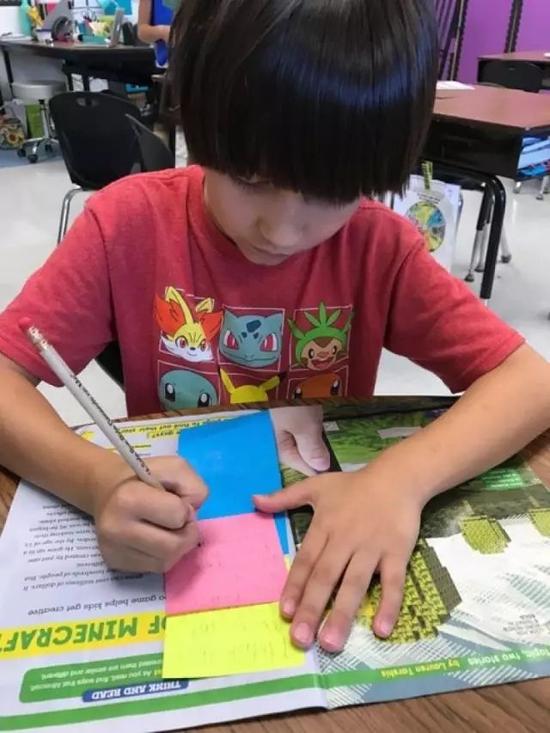 那“便签阅读法”是怎么鼓励孩子进行批判性阅读的呢？首先，准备六种颜色的便签，每种颜色代表一个思考方向，比如：
