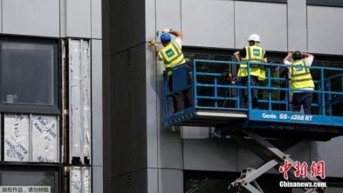 资料图为正在作业的建筑工人。