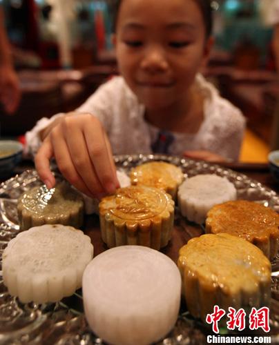 资料图：月饼。中新社发 张浩 摄