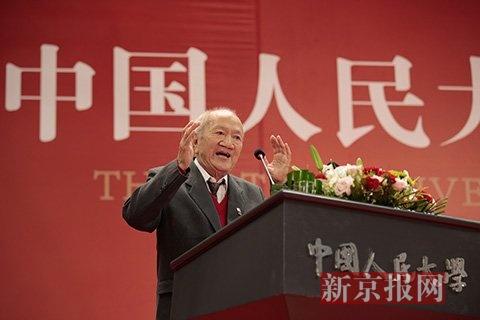 教师代表、87岁的老教授陈先达在大会上讲话。新京报记者 朱骏摄