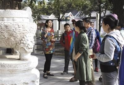 10月4日,北京石刻艺术博物馆,张云燕在为观众进行免费讲解。新京报记者 浦峰 摄