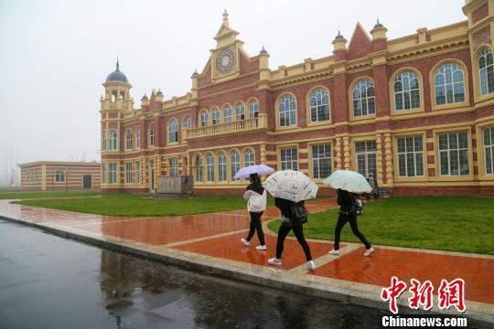 山西医科大学晋祠学院新校区采用欧式建筑风格。 张慧杰 摄