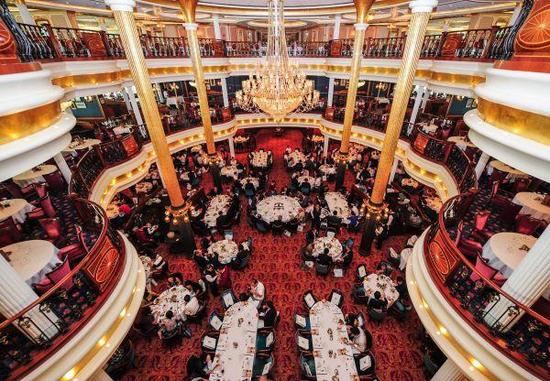 资料图片：位列全球十大邮轮之一的皇家加勒比游轮有限公司旗下的“海洋航行者号”。 新华社记者 张超群摄