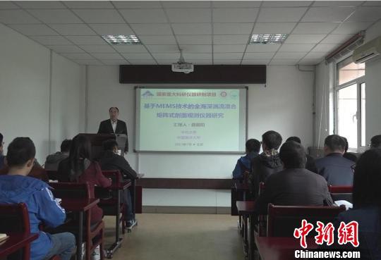 在三尺讲台上，薛晨阳培养的数十名硕士，博士生，以及多名青年教师，在国际期刊上发表了近140篇论文。　胡健 摄