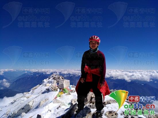 图为邓双优登上海拔5396米的哈巴雪山主峰。受访者提供