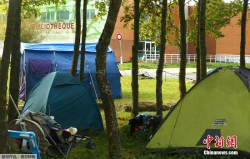 资料图：一大学校园被移民帐篷“抢占”。