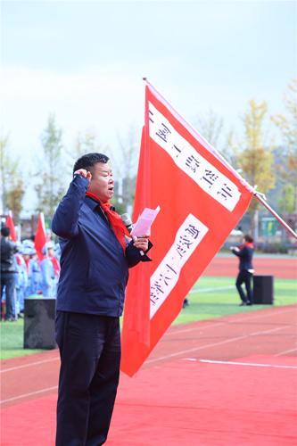 延安红二十六军红军小学授旗授牌活动在延安举行。
