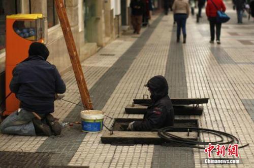 施工中的西班牙工人。(图片来源：路透社)