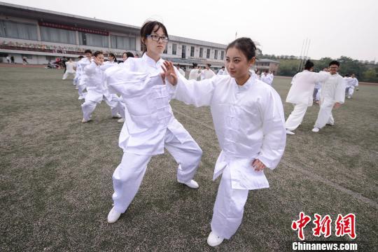 大学生们展示太极招式。　杨华峰 摄