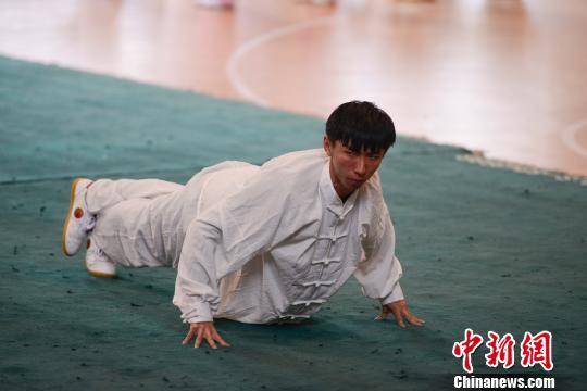 一位大学生随着音乐做起了五禽戏。　杨华峰　摄