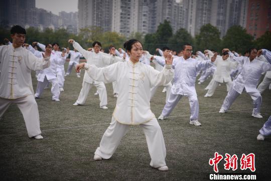 大学生们集体打太极弘扬中医文化。　杨华峰 摄