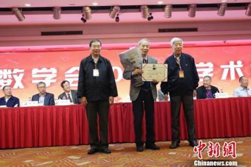 中南大学教授侯振挺、南开大学陈省身数学研究所教授龙以明获第十三届华罗庚数学奖。