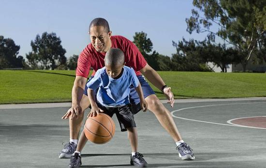 带孩子发现一两项他喜欢的运动，转移他的注意力