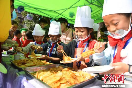 图为小学生现场制作美食。杨艳敏摄