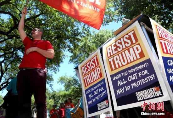 当地时间5月1日，美国第四大城市休斯敦数百民众在市政厅周围游行示威，抗议美国总统特朗普的移民政策，呼吁停止驱逐非法移民。中新社记者 王欢 摄