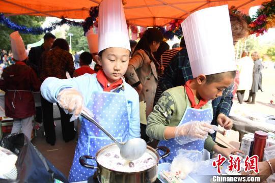 图为小学生现场制作美食。杨艳敏摄