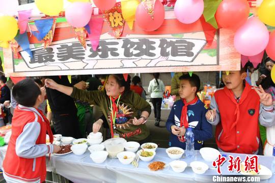 图为正在制作美食。杨艳敏摄