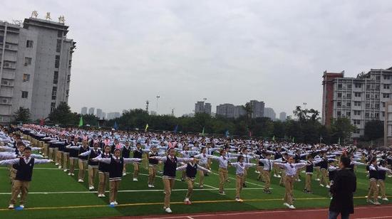 两江中学田径运动会开幕 千余学子秀矫健身影