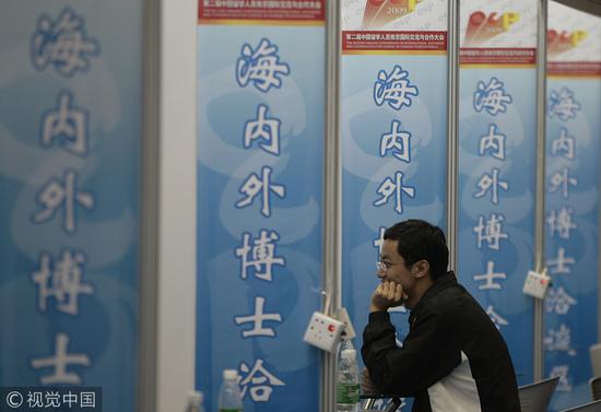 归国的留学博士与用人单位洽谈应聘@视觉中国