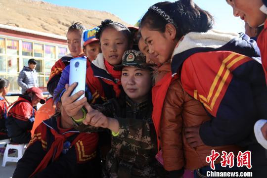 西藏边陲小学生正走出大山|西藏|边防|周文元