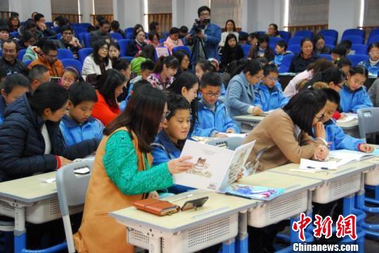 家长与孩子共阅读。杭州市安吉路实验学校提供