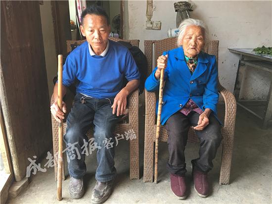 赵伦彬和83岁的母亲都靠棍子才能行走,他手里的竹棒曾是殴打李业强的“凶器”。