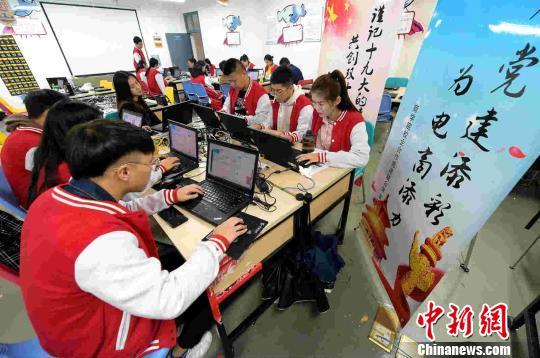 实训室内学生们正在安静工作。 王国海 摄