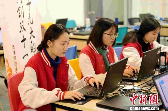 正在认真工作的客服学生。 王国海 摄