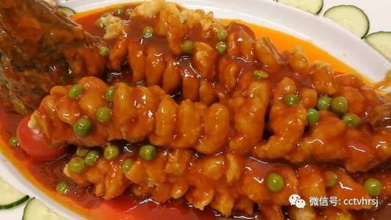 下图这位名叫宗伟勇,今年48岁,他就是餐厅的老板,他说这道松子鲤鱼既是中国游客的最爱,也是当地人的心头好。