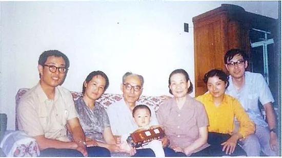 刚有了第三代时的全家福（1984）