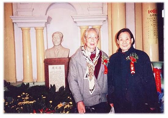 与表姐严仁英（左一）在南开中学范孙（外祖父）像前合影