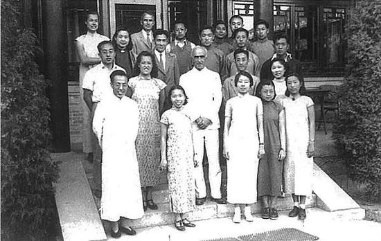 卢乐山（三排左一）参加燕京大学学生生活促进会合影