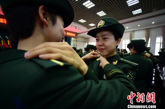 学员们互相佩戴警衔。　马士宝　摄